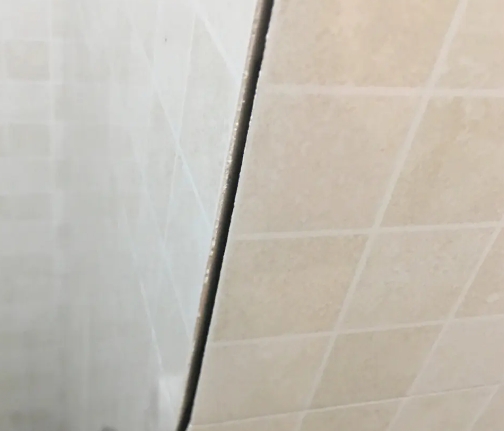 双流瓷砖空鼓维修公司分享阳台瓷砖脱落的修复过程可以分为以下几个步骤