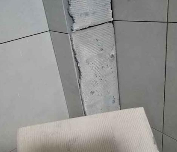 双流瓷砖空鼓维修公司分享下厨房瓷砖脱落的补救措施。